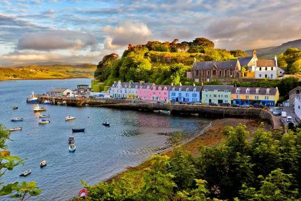 gb_skotland_isle-of-skye_portree_shutterstock-id144467050